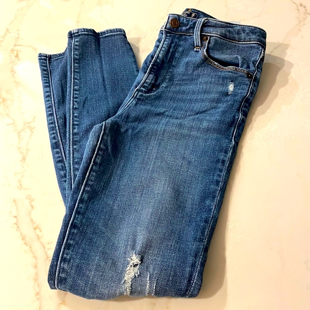 ABERCROMBIE HIGH RISE RIPPED SKINNY JEANS